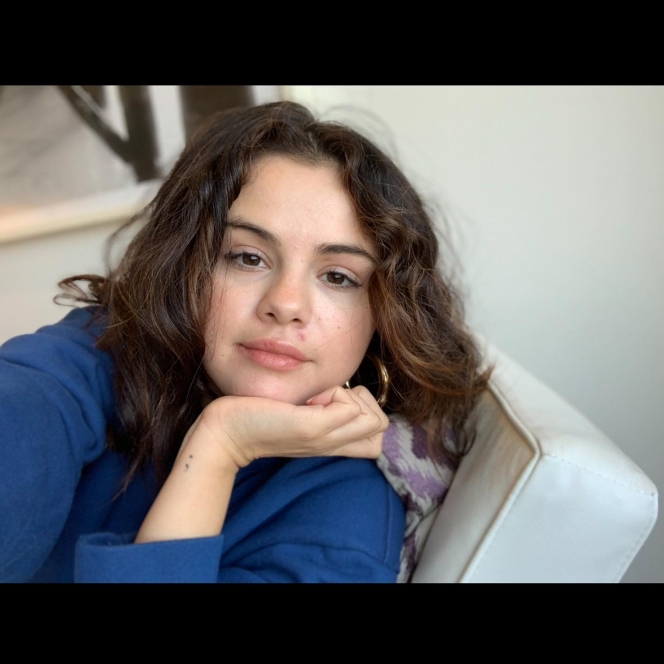 Miliki Paras Cantik Natural, Ini 7 Potret Selfie Selena Gomez