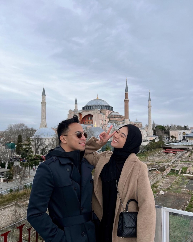 Deretan Potret Romantis Poppy Bunga Bareng Suami Liburan di Turki, Sukses Bikin Baper Para Jomblo Nih!
