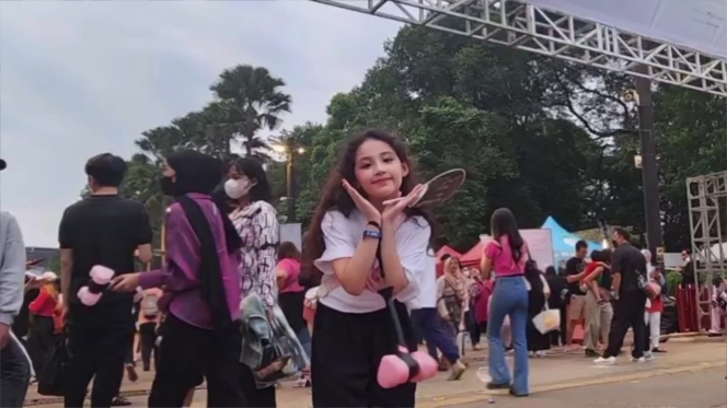 Antusias , Ini Deretan Potret Keisha Anak Arumi Bachsin Nonton Konser BLACKPINK Ditemani Sang Ayah