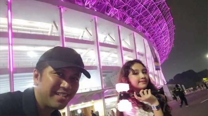 Antusias , Ini Deretan Potret Keisha Anak Arumi Bachsin Nonton Konser BLACKPINK Ditemani Sang Ayah