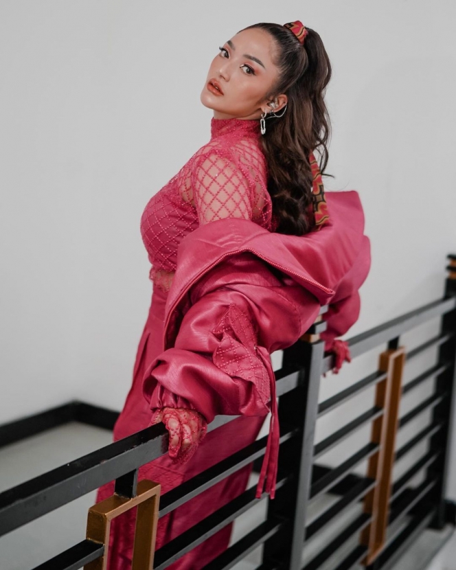 Disebut Biduan K-Pop, Potret Siti Badriah Tampil Nyentrik Pakai Outfit Serba Pink Tuai Pujian Netizen