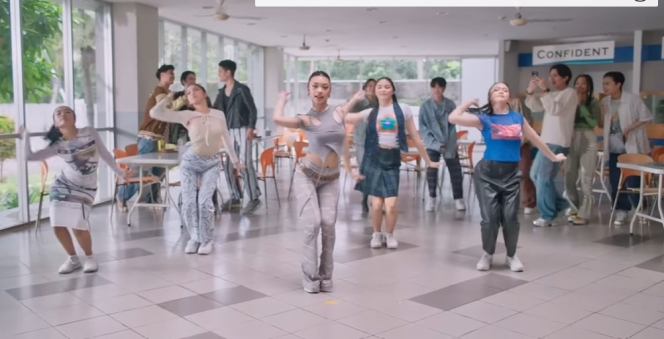 Potret Naura Ayu di Video Klip Remake Lagu Cinta yang Dipopulerkan Vina Panduwinata, Vibesnya Jadul Banget!
