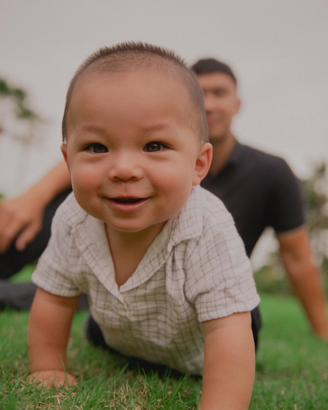7 Potret Terbaru Baby Izz yang akan Berusia 1 Tahun, Semakin Menggemaskan