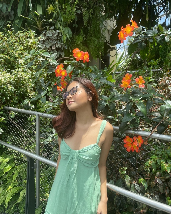 Cantik Banget, Ini 5 Potret Salshadilla Juwita Tampil Anggun dengan Sundress Hijau