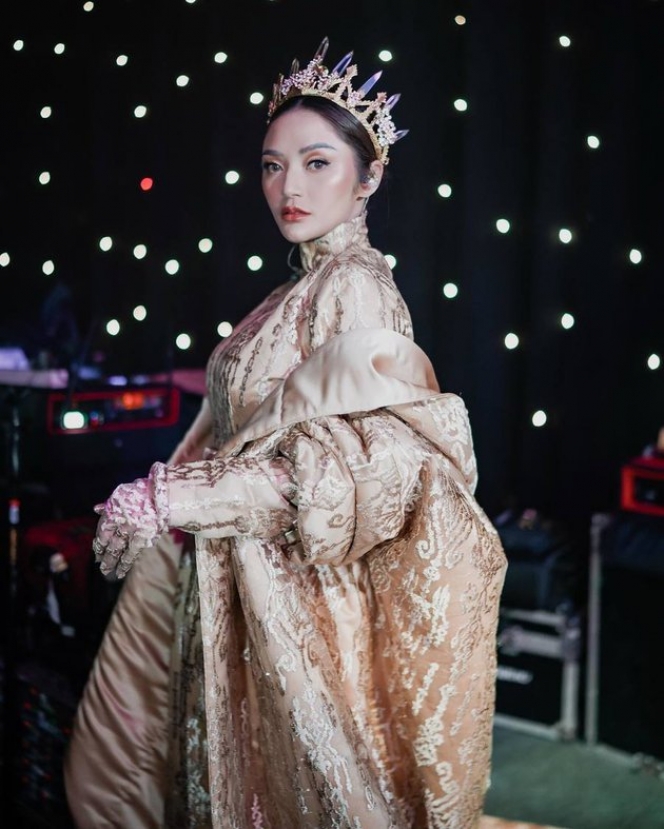 Turun 8Kg, Ini Potret Siti Badriah yang Kembali Singset Pamer Perut Rata Usai Melahirkan