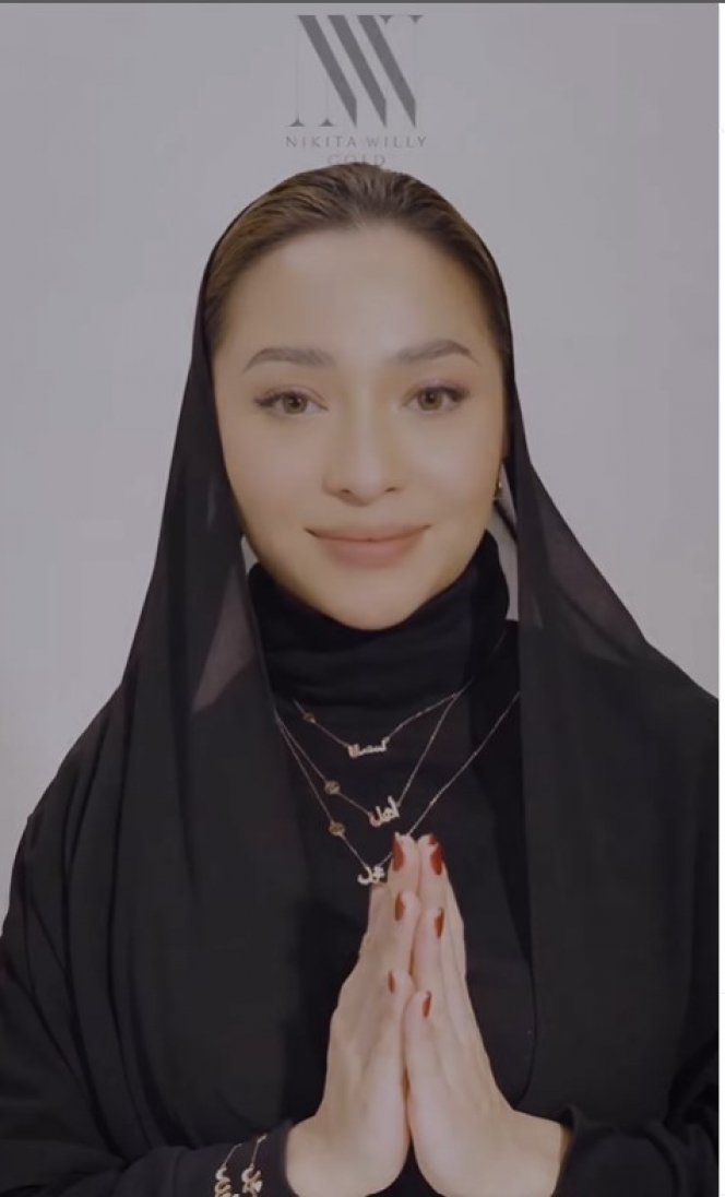 7 Pesona Nikita Willy Kenakan Hijab Sambut Ramadan, Tampil Cantik dengan Make Up Flawless