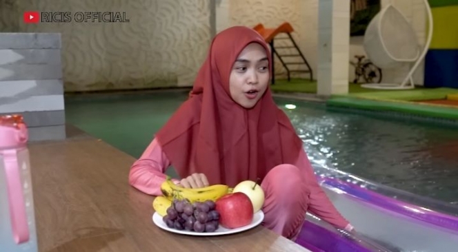 Lagi-lagi Dikecam Netizen, Ini 10 Potret Ria Ricis Makan Buah di Dalam Kolam Renang