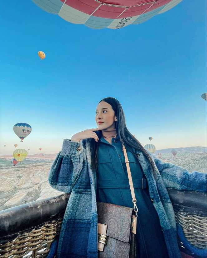Deretan Potret Cantik Anya Geraldine saat Naik Balon Udara di Cappadocia, Dream Come True?