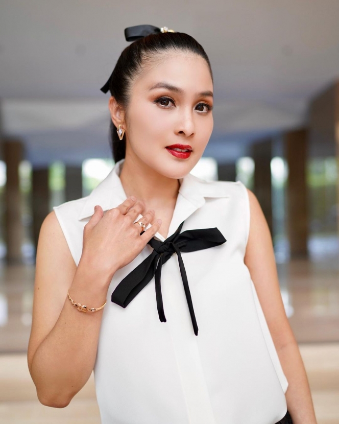 10 Potret OOTD Sandra Dewi Serba Black and White, Tampilannya Elegan dan Memesona Banget!