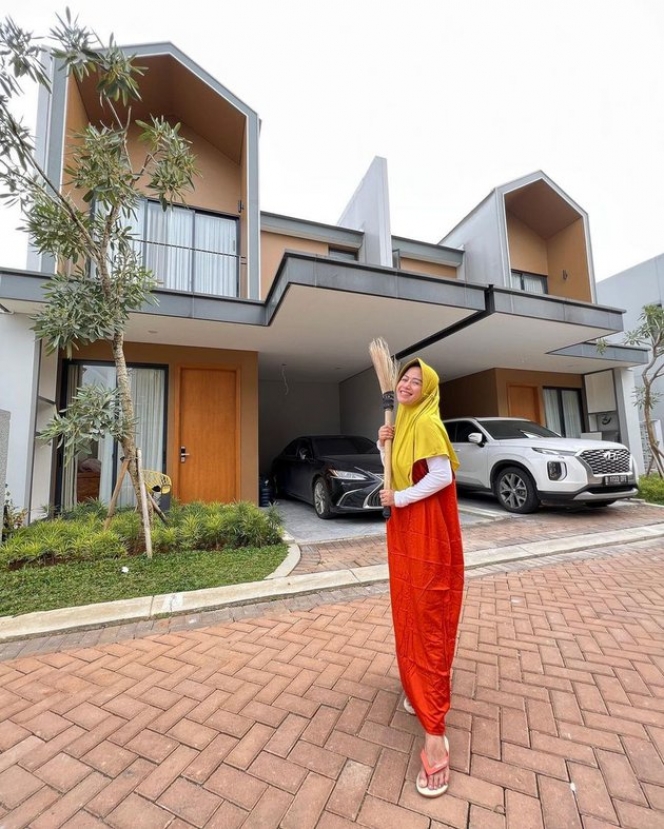 8 Potret Rumah Baru Youtuber Farida Nurhan di Sentul, Minimalis & Adem Banget!