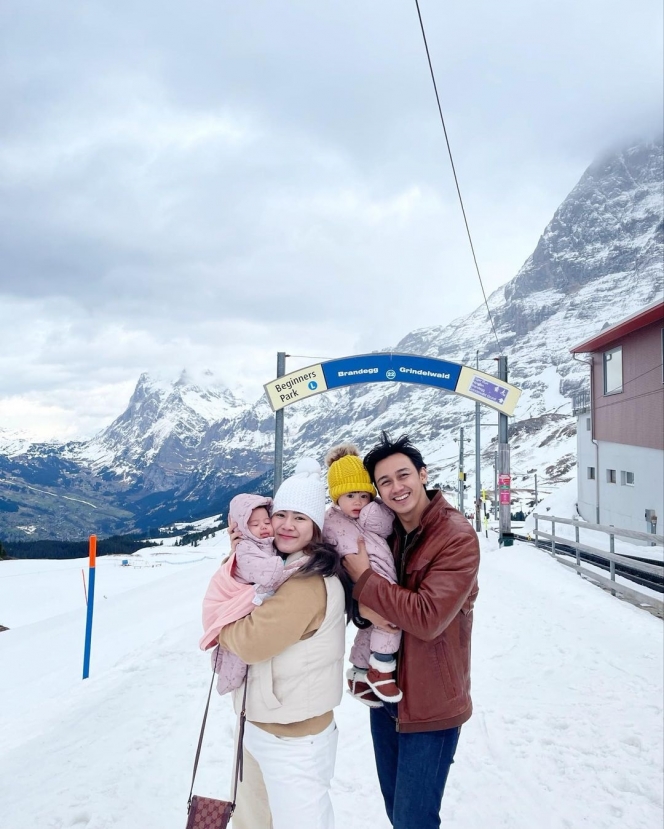Potret Felicya Angelista dan Keluarga Liburan di Swiss, Bible Seneng Banget Pertama Kali Rasain Salju!