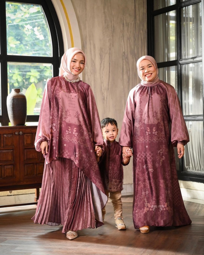 Keluarga Fuji Jalani Pemotretan Baju Lebaran, Tingkah Gala Sky Makin Menggemaskan!
