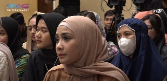 10 Potret Nagita Slavina Berhijab di Acara Kajirans, Bikin Raffi Ahmad Sampai Salting lho!