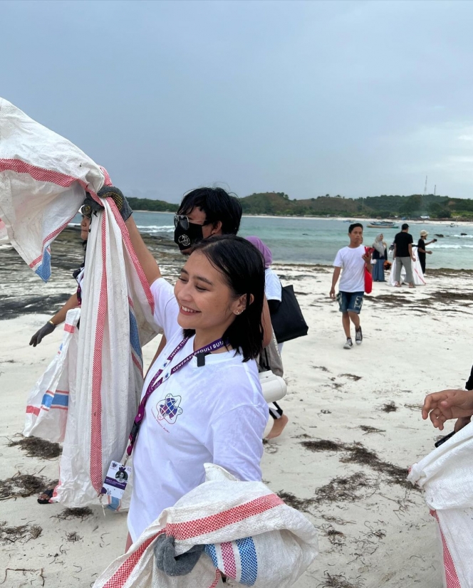 Makin Menginspirasi, Prilly Latuconsina Ikut Kegiatan Bersih-Bersih Pantai saat Ngabuburit