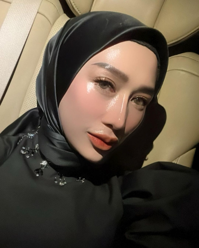 Disebut Plastik Sampai Lilin, Ini 10 Potret Dokter Reza Gladys Kakak Ipar Siti Badriah yang Miliki Wajah Super Glowing