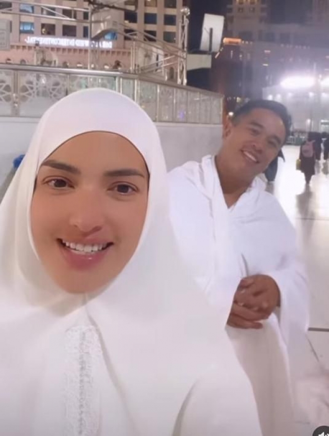 10 Momen Nia Ramadhani Umrah Bersama Suami dan Anak di Bulan Ramadan, Penampilannya saat Berhijab Bikin Salfok