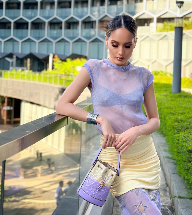 Bak Model Top global, Ini 10 Potret Cinta Laura Tampil Anggun dengan Dress Ungu Nerawang