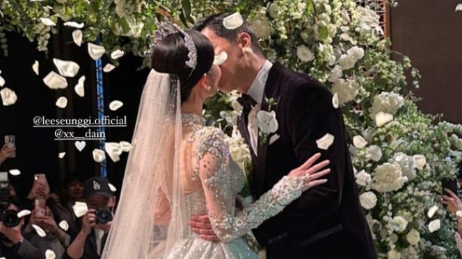 10 Potret Pernikahan Lee Seung Gi dan Lee Da In, Tampil Serasi dan Mesra Bikin Iri Para Tamu!