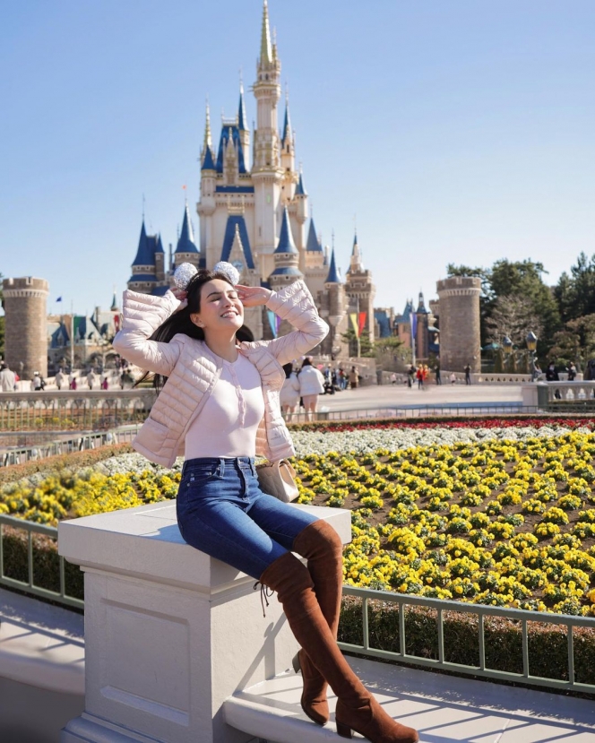 Potret Shandy Aulia Liburan ke Disneyland Tokyo, Gayanya Imut Banget Bak ABG