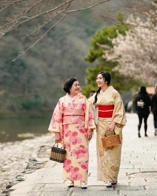 Febby Rastanty Tampil Kompak Pakai Kimono dengan Sang Ibu, Dua-duanya Cantik Banget!
