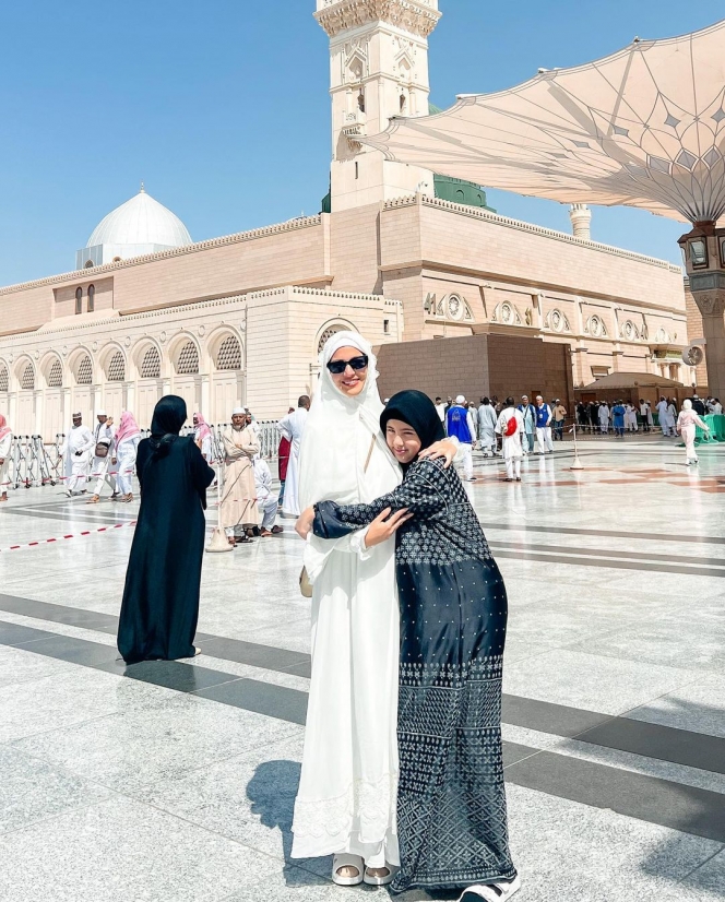 Potret Kompak Nia Ramadhani dan Anak Perempuannya, Dari Nonton Konser Bareng hingga Umroh Bersama