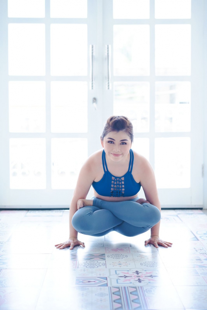 Potret Cantik dan Bugar Monica Pramudita Guru Yoga Berlisensi RYT 500 yang Konsisten Mengajar Ashtanga