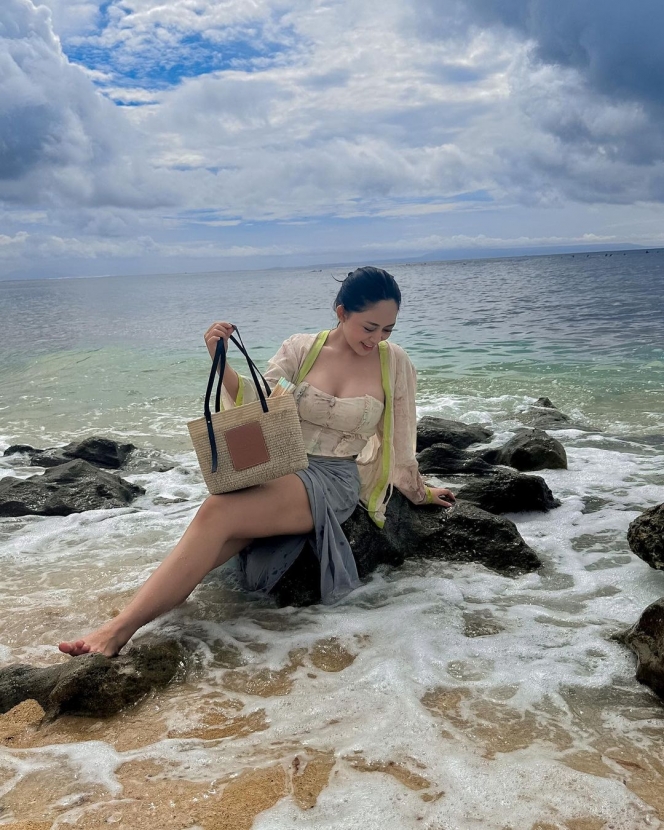 Liburan ke Bali, Ini 10 Potret Rachel Vennya yang Bikin Salah Fokus saat Berpose Kepanasan di Bawah Terik Matahari