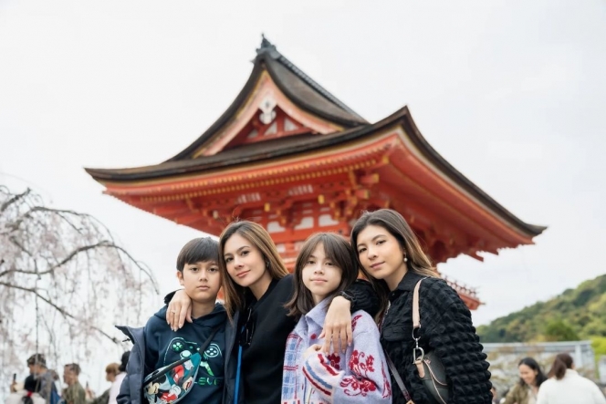 Potret Kompak Wulan Guritno dan Anak-Anak saat Liburan ke Jepang, Satu Keluarga Good Looking Semua!