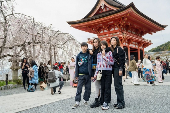 Potret Kompak Wulan Guritno dan Anak-Anak saat Liburan ke Jepang, Satu Keluarga Good Looking Semua!