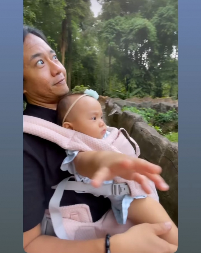 Potret Gemas Baby Sanne Anak Dea Ananda saat Pertama Kali Diajak Liburan ke Kebun Binatang