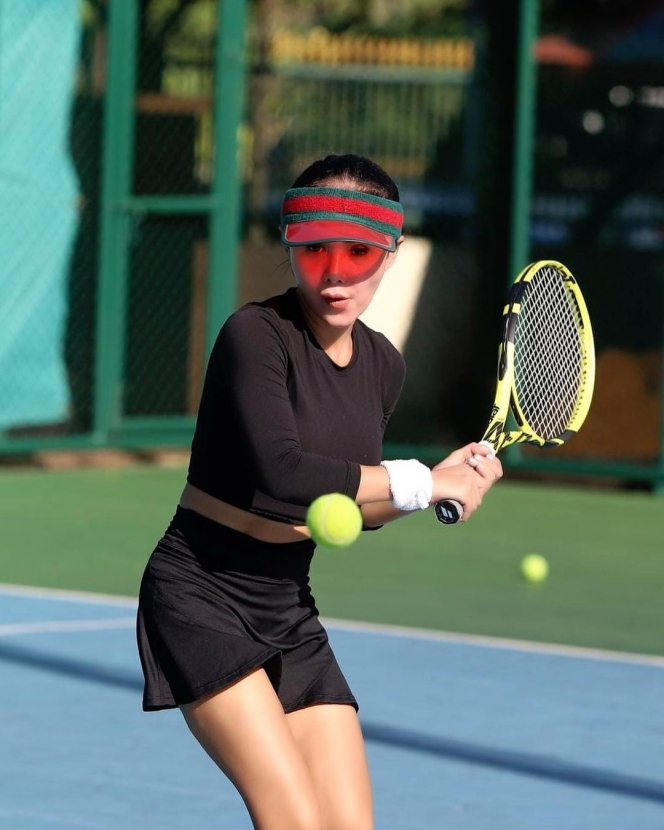Ketagihan Main Tenis sampai Kulitnya Menghitam, Ini Potret Yuni Shara yang Tetap Menawan saat di Lapangan