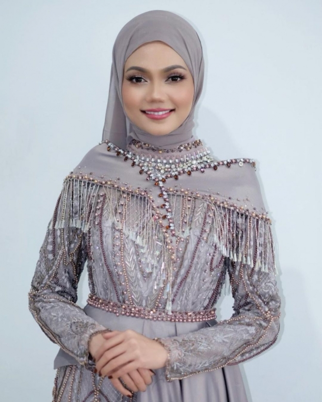 10 Potret Rina Nose Cosplay Siti Nurhaliza, Anggun Kenakan Dress dan Hijab