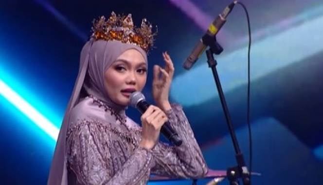 10 Potret Rina Nose Cosplay Siti Nurhaliza, Anggun Kenakan Dress dan Hijab