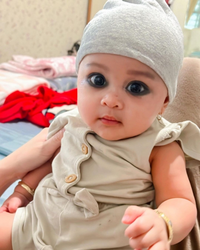  Potret Terbaru Mehra Keponakan Ayu Ting Ting, Bikin Salfok Pakai Celak Mekah Disebut Filter Instagram