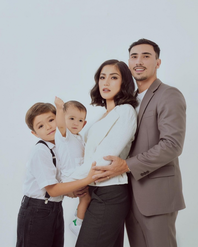 Pemotretan Terbaru Keluarga Jessica Iskandar dan Vincent Verhaag, Vibes Disebut Mirip Anak Kerajaan Inggris