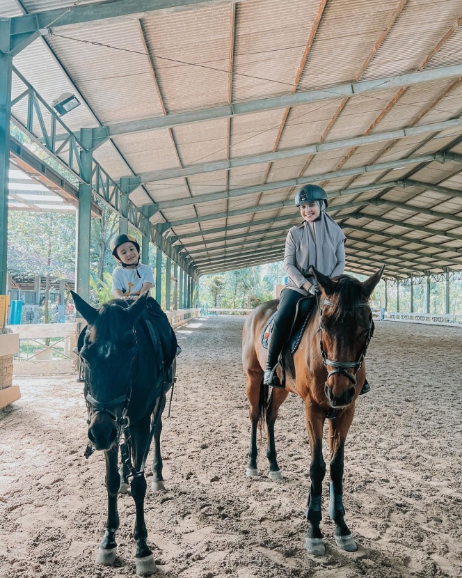 Ikuti Jejak Sang Ibu, Ini Potret Terbaru Ukkasya yang Semakin Rajin Latihan Berkuda Sejak Dini