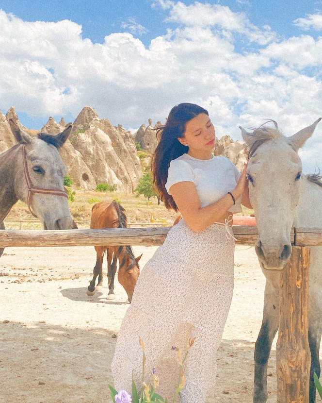 Potret Cantik Cassandra Lee saat Berlibur ke Cappadocia Turki, Pesonanya Bikin Adem