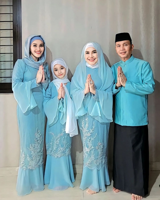 Deretan Potret Kompak Keluarga Ayu Ting Ting Rayakan Idul Fitri, Auto Banyak yang Daftar Jadi Calon Suami!