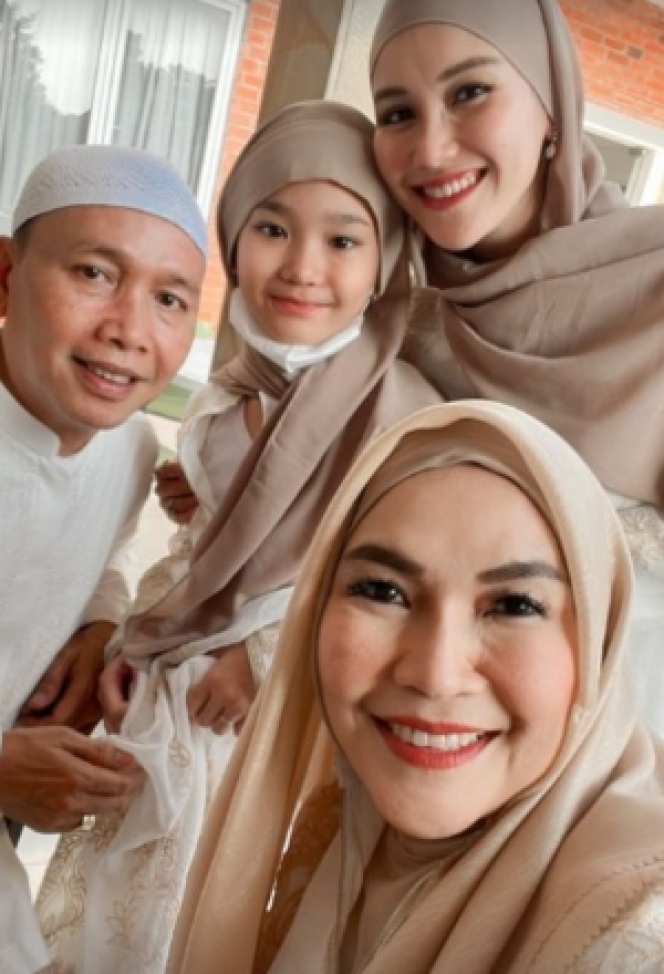 Deretan Potret Kompak Keluarga Ayu Ting Ting Rayakan Idul Fitri, Auto Banyak yang Daftar Jadi Calon Suami!