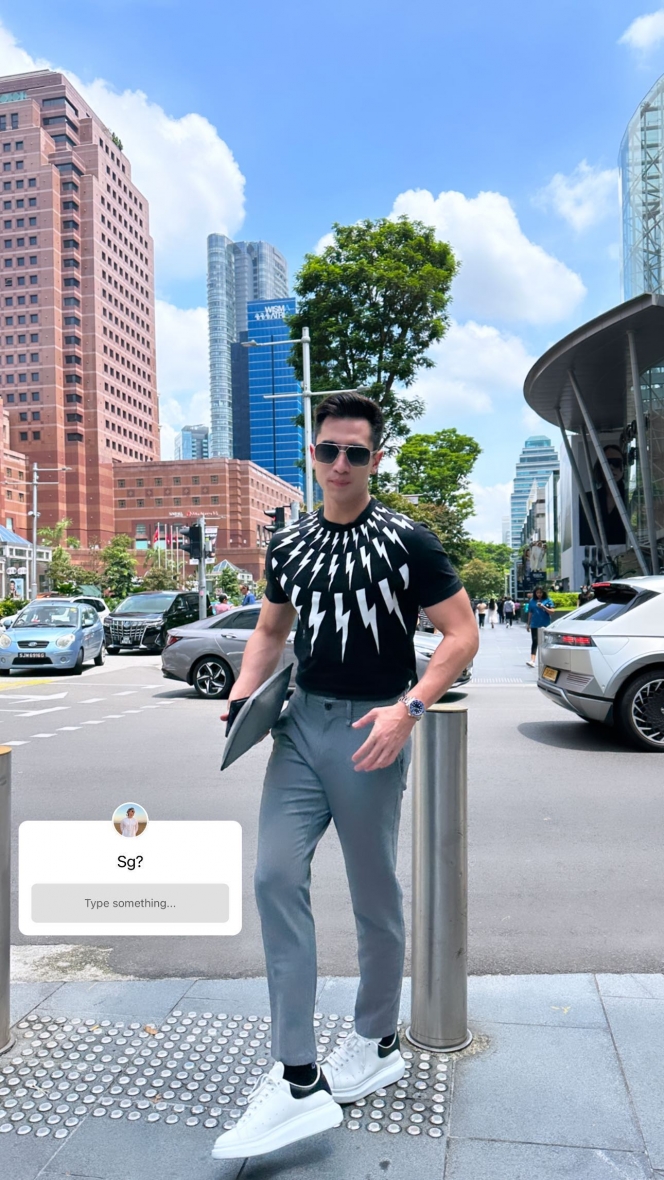 Potret Verrell Bramasta Liburan ke Singapura, Pamer Tubuh Gagah dengan Lengan Berotot