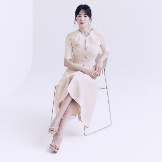 Pesonanya Bak Boneka Manekin, Pemotretan Terbaru Song Hye Kyo untuk Brand MICHAA Auto Bikin Fans Kepincut