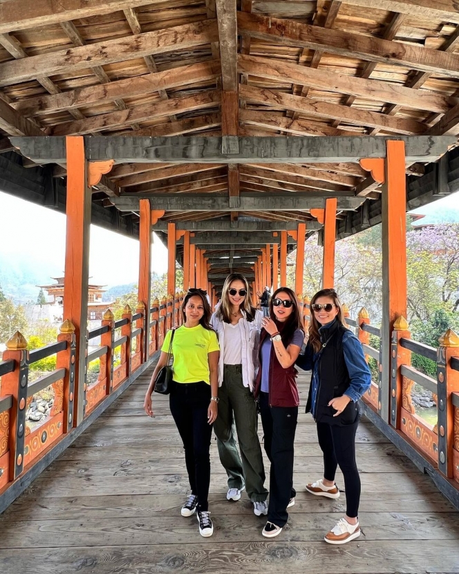 10 Potret Luna Maya Liburan ke Bhutan bareng Teman-Teman, Disebut Pancarkan Positive Vibes oleh Netizen