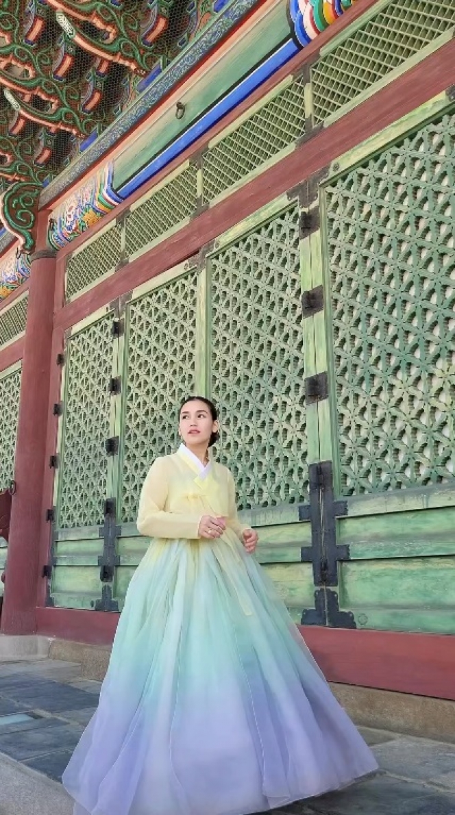Jewel In The Palace Banget, Ini 7 Pesona Ayu Ting Ting Kenakan Hanbok di Istana Gyeongbok