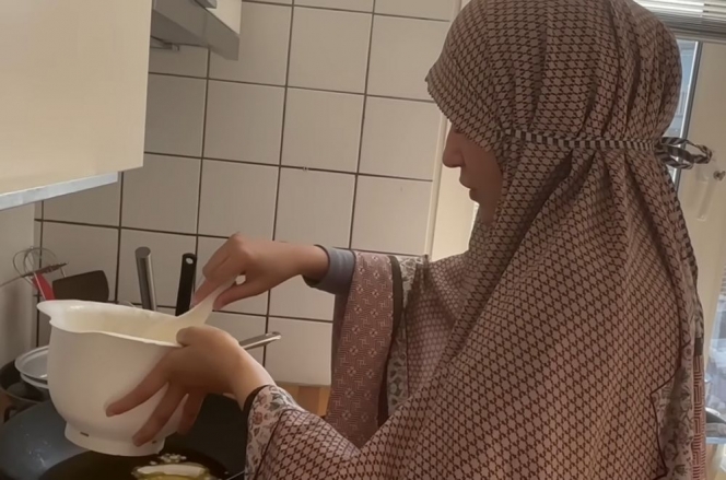 Bantu Sang Ibu, Ini 10 Potret Shireen Sungkar Jualan Gorengan dan Masakan Padang di Belanda