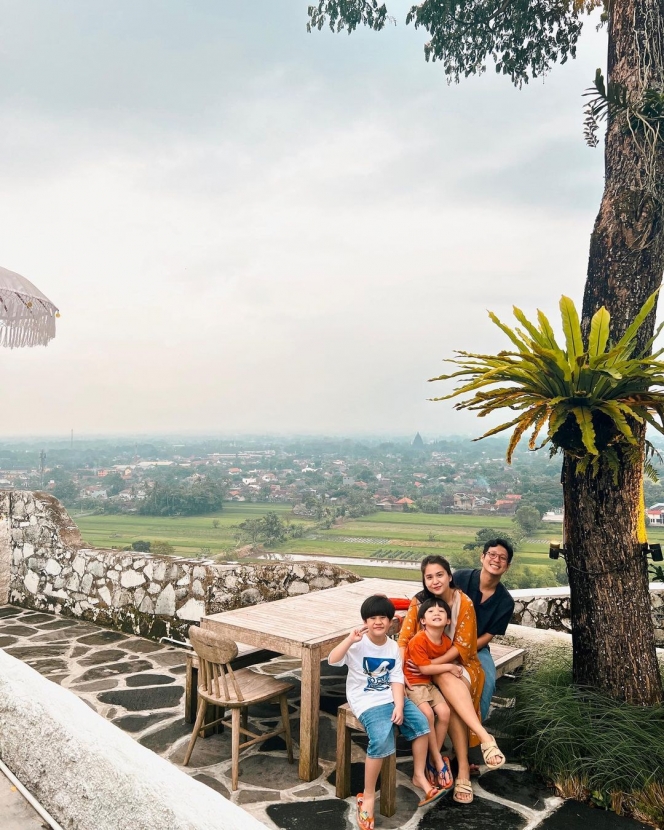 9 Potret Seru Liburan Keluarga Putri Titian di Jogja, Bak ABG Pacaran yang Bawa Adiknya Kencan!