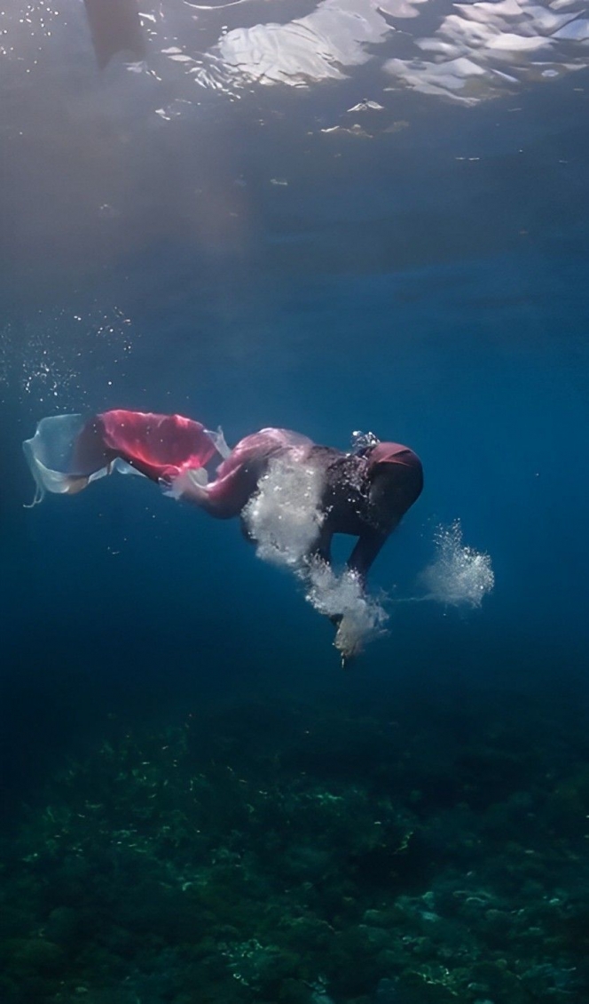 Deretan Potret Aksi Tak Biasa Ria Ricis di Laut Labuan Bajo, Pakai Baju Mermaid sampai Lakukan Akrobat!