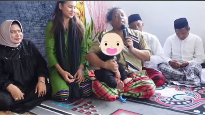 13 Potret Momen Aqiqah Anak Indah Permatasari dan Arie Kriting di Kampung Halaman, Namanya Auto Jadi Sorotan!