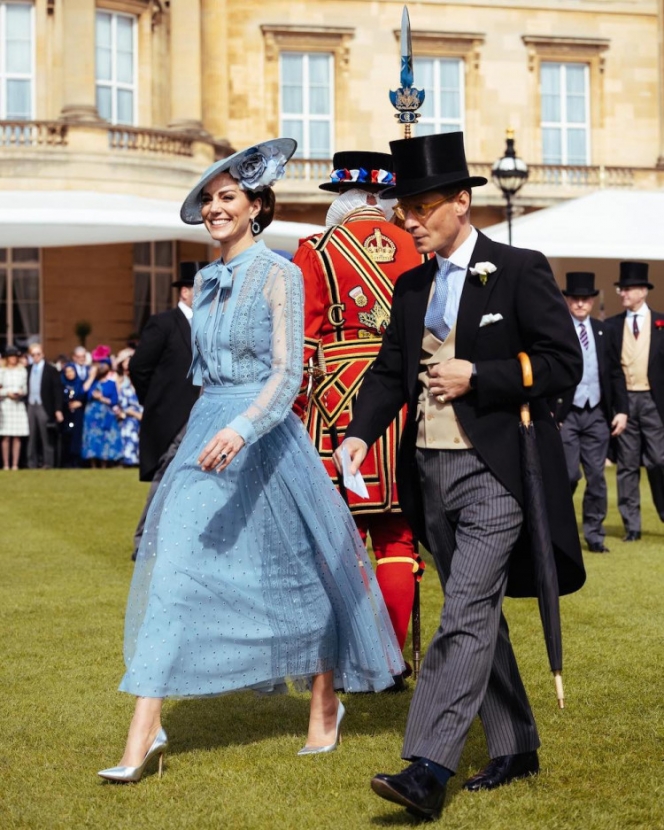 8 Potret Kate Middleton di Pesta Minum Teh Kerajaan Inggris, Tampil Anggun dengan Gaun Lama yang Dipakai Ulang