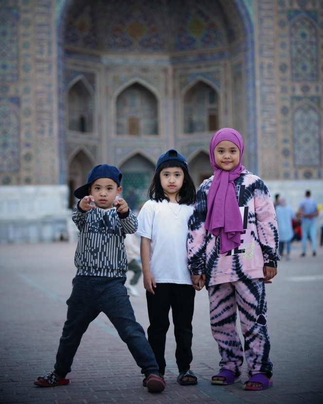 Tampil Kompak, Ini Potret Seru Liburan Tiga Anak Oki Setiana Dewi Selama di Uzbekistan
