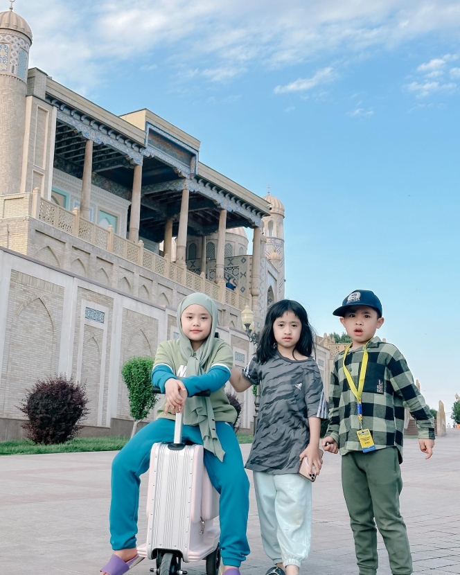Tampil Kompak, Ini Potret Seru Liburan Tiga Anak Oki Setiana Dewi Selama di Uzbekistan